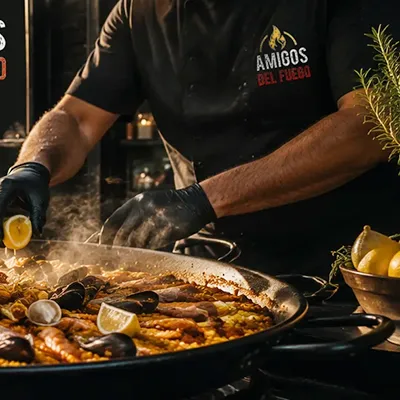 Mr. Paella op locatie bij Amigos del Fuego